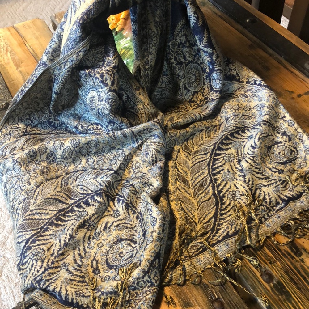 COPY - Women's scarf. new/not worn. 28" x 70" +fringe. Dark and medium blues
